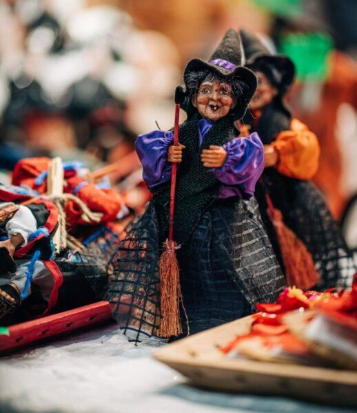 罗马传统圣诞市场上的 Befana 玩偶。